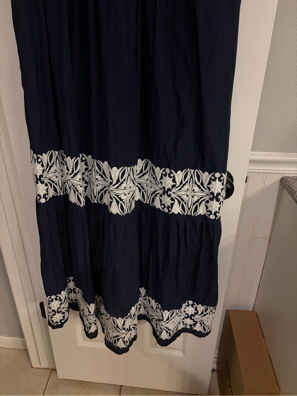 Boden Tie Neck Tiered Maxi Dress Size 6 Navy White Embroidered - Picture 9 of 15